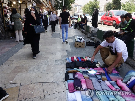 마스크 쓴 테헤란 시민들/연합뉴스 제공